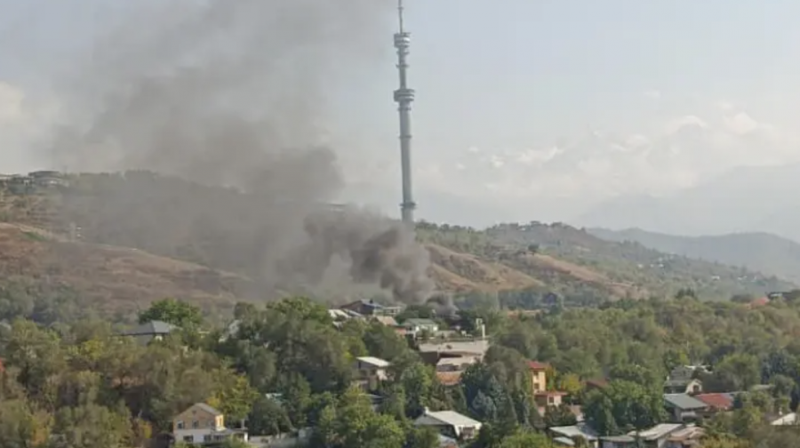 Алматыда “Көктөбе“ телемұнарасы маңында өрт шықты