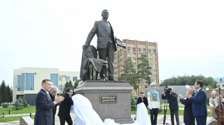 Қостанайда Міржақып Дулатұлына арналған ескерткіш бой көтерді