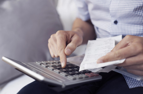 Өзіңізді қинамаңыз: психолог қарызға белшесінен батқандарға кеңес берді