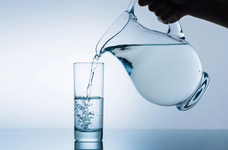 Тамақпен бірге су ішу зиян ба?