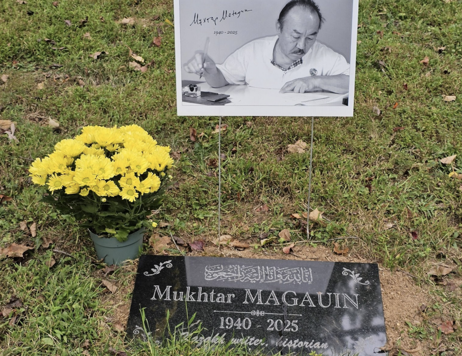 Жазушы Мұхтар Мағауиннің қабіріне туған жердің топырағы жеткізілді