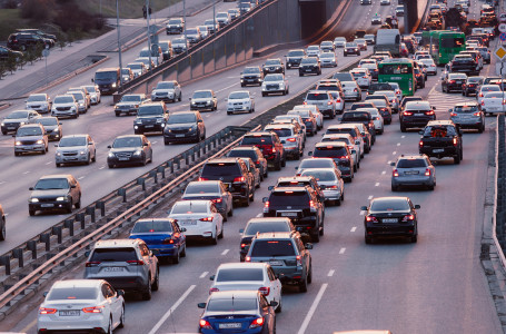 Кептелістің, қаланы ластаудың негізгі факторы: Алматыда күніне қанша көлік жүретіні белгілі болды