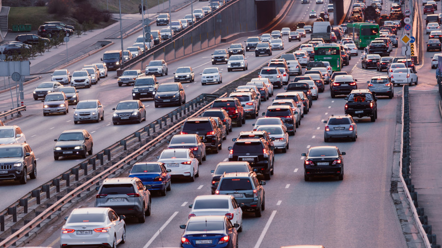 Кептелістің, қаланы ластаудың негізгі факторы: Алматыда күніне қанша көлік жүретіні белгілі болды