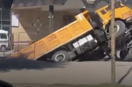 Желіде Алматы маңында жүк көлігін “жер жұтып алған“ видео тарады