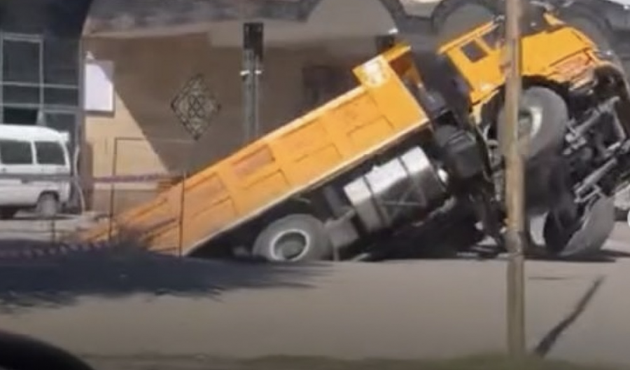 Желіде Алматы маңында жүк көлігін “жер жұтып алған“ видео тарады