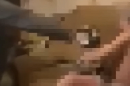 Қарағандыда жасөспірімдер зейнеткерді тонап, тепкінің астына алған