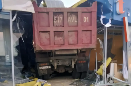 Қостанай облысында жүк көлігі жанармай құю бекетіне соғылды