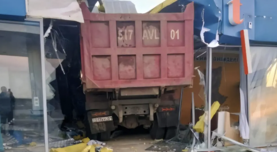 Қостанай облысында жүк көлігі жанармай құю бекетіне соғылды