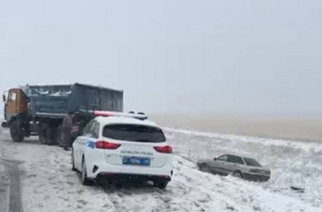 Қостанай облысында күн күрт бұзылды: 9 көлік жол шетіндегі сайға түсіп кеткен