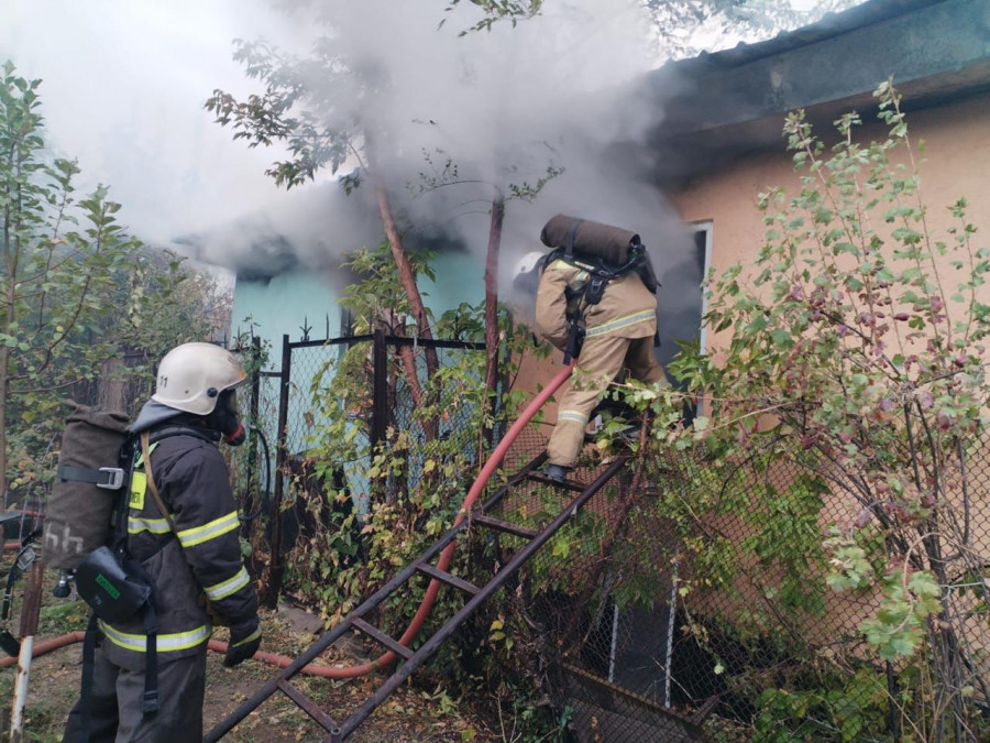 Алматы маңында бірнеше үй өртеніп, екі адам қаза тапты