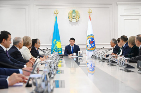 Дархан Сатыбалды ардагерлерді Қарттар күнімен құттықтады