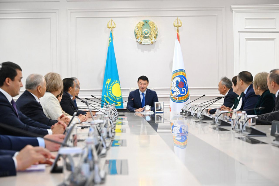 Дархан Сатыбалды ардагерлерді Қарттар күнімен құттықтады