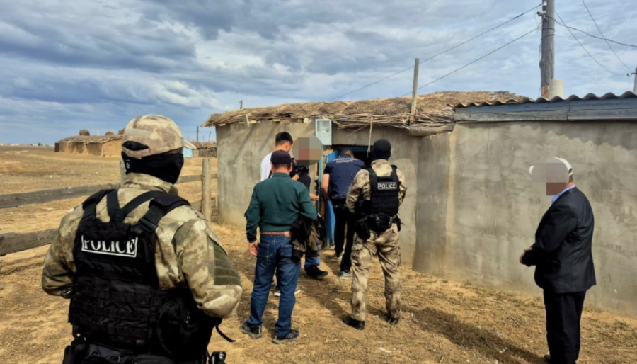 БҚО-да шаруа қожалығының басшысы ұсталды: оның үйінен көп қару табылған