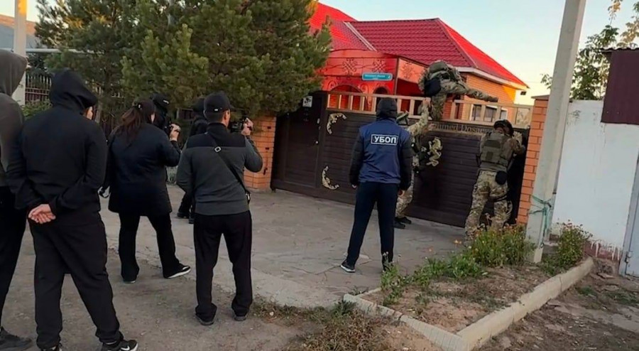 40 мыңнан 2 миллион теңгеге дейін алған: шетелдіктерді заңсыз тіркеген ҰҚТ әшкере болды