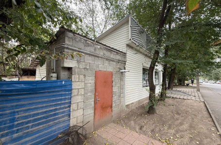 Алматыда қаланың қақ ортасындағы дәмхана сүрілді (кадрлар)