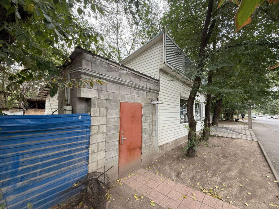 Алматыда қаланың қақ ортасындағы дәмхана сүрілді (кадрлар)