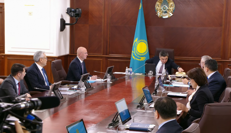 Премьер-министр Бектенов Үкімет отырысынан аяқ асты шығып кетті