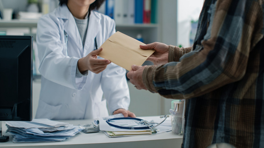 Дәрігерлердің жалақысы үш есе өскен: олар орта есеппен қанша теңге алып жүр?