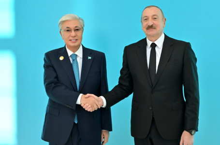 Әзербайжан президенті Әлиев Тоқаевты қарсы алды