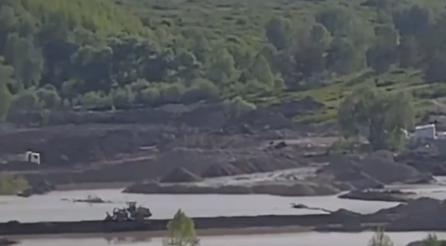 Өзен арнасын бұрып жіберген: ШҚО-да шенеуніктер заңсыз алтын өндірген