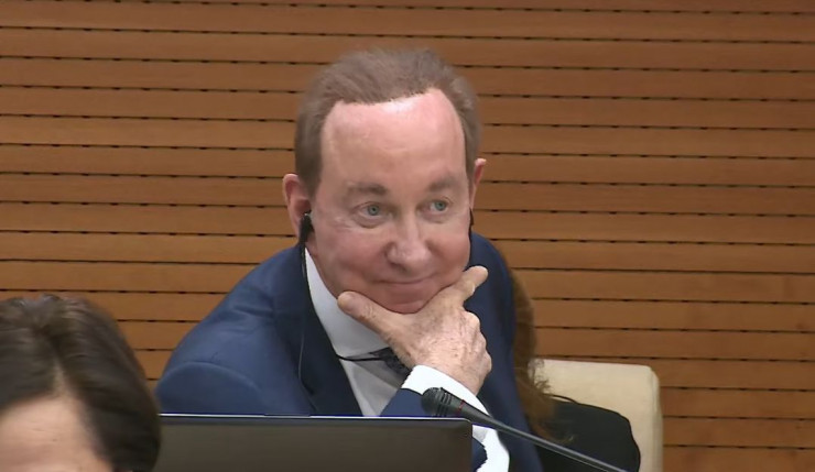 Депутаттардың ашуына тиген Питер Фостер қызметінен кетеді