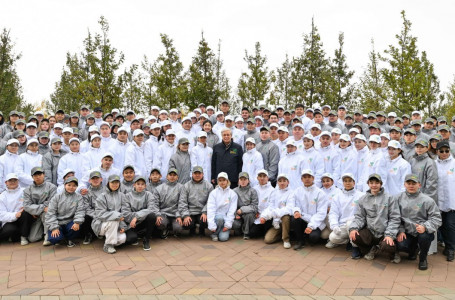 Тоқаев Астанада жастармен бірге ағаш екті