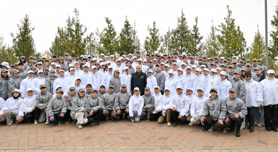 Тоқаев Астанада жастармен бірге ағаш екті