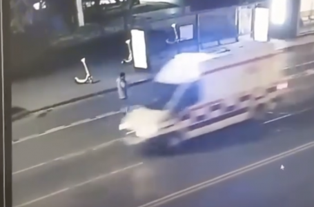 Астанада ер адам жедел жәрдем көлігінің алдыңғы әйнегін сындырған (видео)