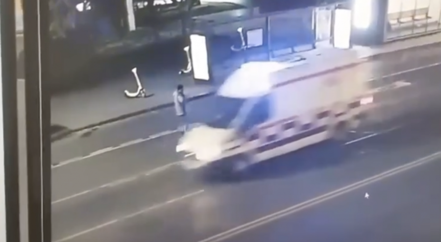 Астанада ер адам жедел жәрдем көлігінің алдыңғы әйнегін сындырған (видео)