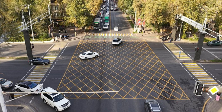 Алматыда 10 көшенің қиылысында жаңа жол белгісі пайда болды