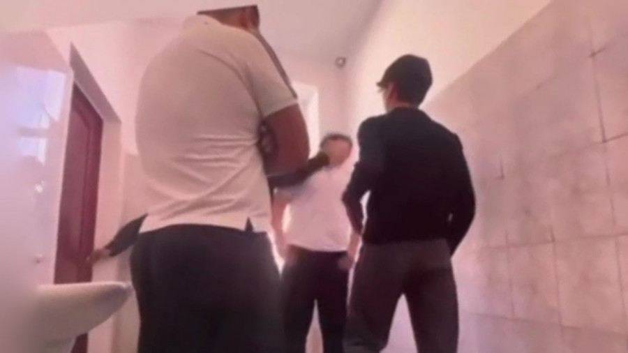 Қызылордадағы мектеп әжетханасында оқушыны қатарластары жабылып соққыға жыққан