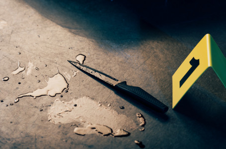 Атырауда мас әйел полицей қызметкеріне пышақ сұқты