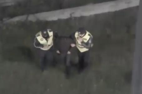 Полицейлерден қашпақ болған мас жүргізушісі қоршауға соғылды