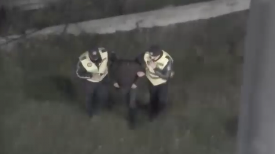 Полицейлерден қашпақ болған мас жүргізушісі қоршауға соғылды