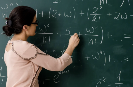 Ақтауда педагог ұстанымы үшін жұмыстан заңсыз қуылғанын айтты