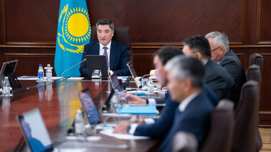 “Жол бойында байланыс тұрақсыз, ауылдарда өте баяу істейді“. Бектенов интернет сапасын сынады