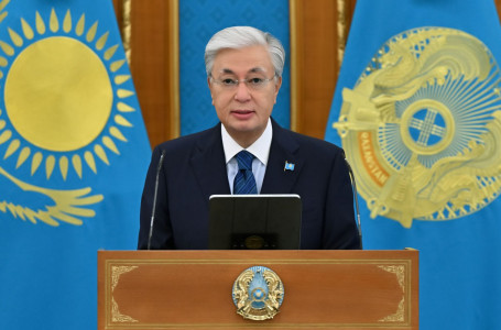 Тоқаев Республика күні қарсаңында бір топ азаматты марапаттады