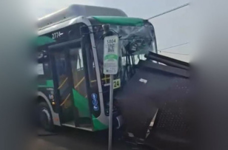 Алматыда автобус аялдамаға соғылып, жаяу жүргіншіні қағып кетті