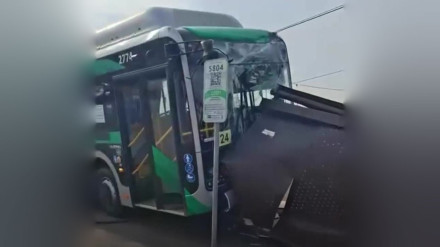 Алматыда автобус аялдамаға соғылып, жаяу жүргіншіні қағып кетті