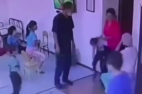 Желіде Атырау облысында тәрбиеші мүгедектігі бар баланы ұрғаны туралы видео тарады