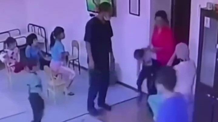 Желіде Атырау облысында тәрбиеші мүгедектігі бар баланы ұрғаны туралы видео тарады