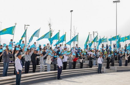 Шымкентте Республика күніне орай Мемлекеттік ту салтанатты түрде көтерілді