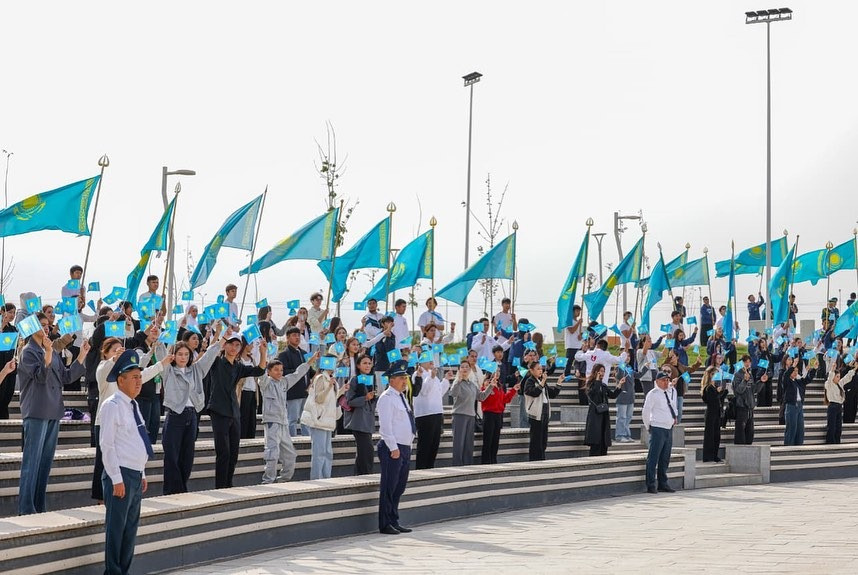 Шымкентте Республика күніне орай Мемлекеттік ту салтанатты түрде көтерілді