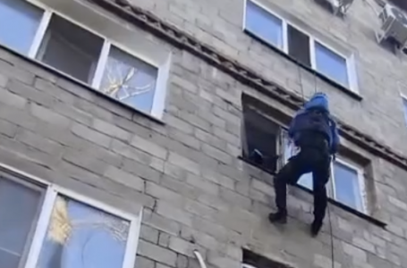 Павлодарда әйел үшінші қабаттан секірмек болған