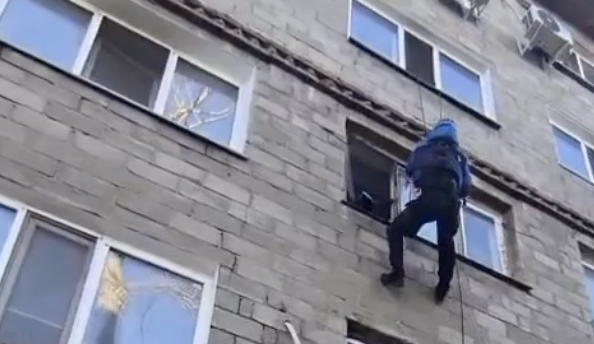 Павлодарда әйел үшінші қабаттан секірмек болған