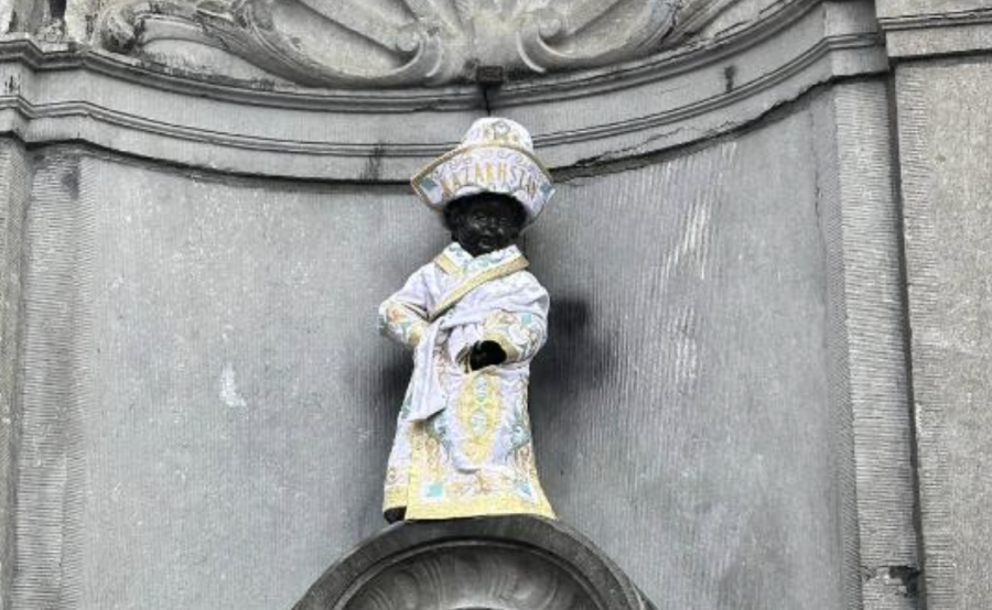 Брюсселдегі “Дәрет сындырып тұрған балаға“ тағы да шапан жабылды 