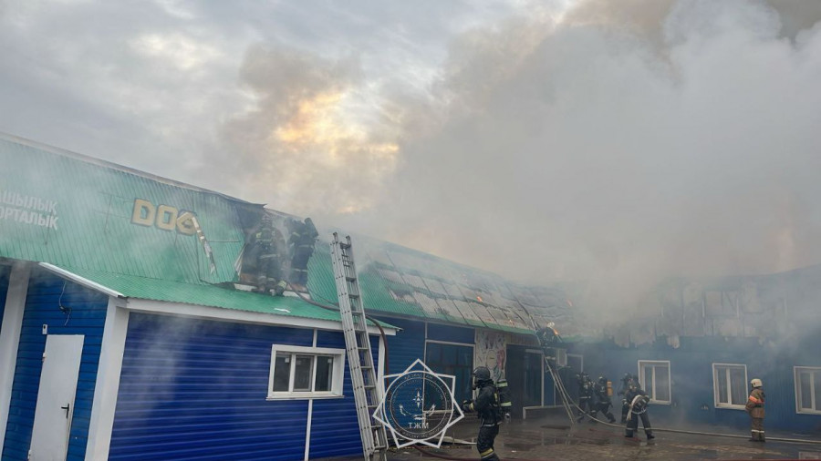 БҚО-да дәмхана мен оған жапсарлас салынған дүкеннің шатыры өртенді