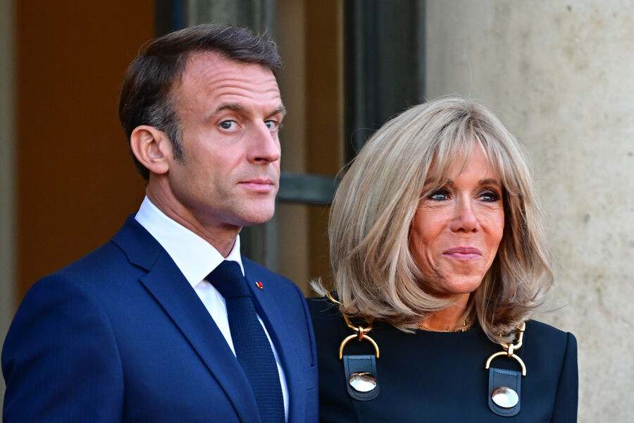 Олар оған төлейді және оларды бұрмалайды.