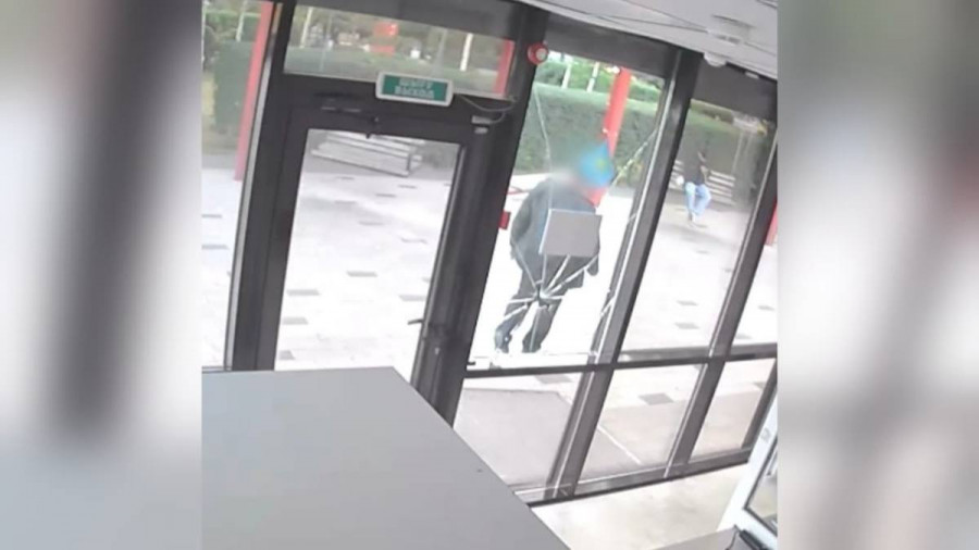 Астанада ер адам полиция бекетінің терезесін сындырған