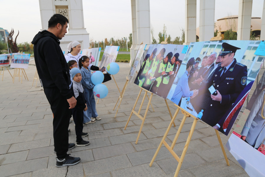 Егіздер адамымен жыныстық қатынас Толық аяқтары бар сексуалды фигура